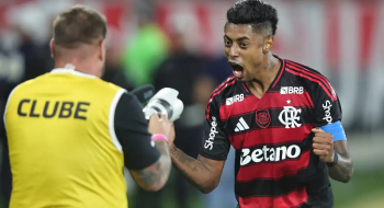 Fla vence, aproveita derrota do Palmeiras e volta a igualar rival